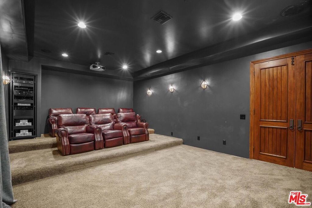 Image 26 of property listing at 10940 Terryview Drive, Studio City, CA 91604