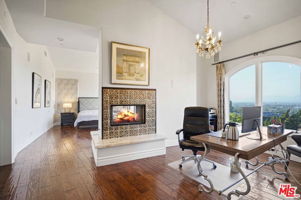 Image 28 of property listing at 10940 Terryview Drive, Studio City, CA 91604