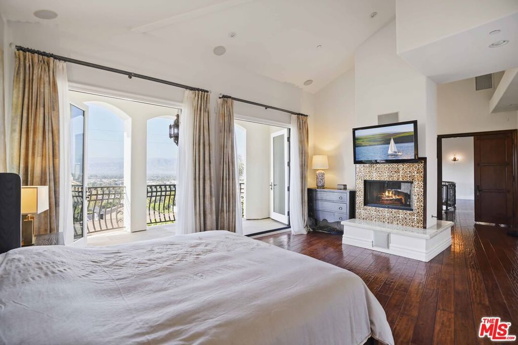 Image 29 of property listing at 10940 Terryview Drive, Studio City, CA 91604