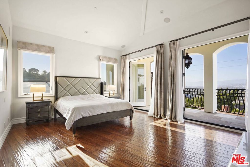 Image 30 of property listing at 10940 Terryview Drive, Studio City, CA 91604