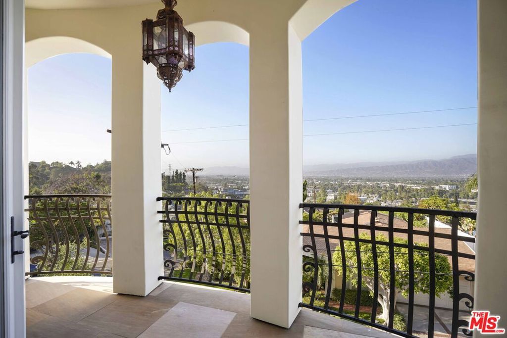 Image 31 of property listing at 10940 Terryview Drive, Studio City, CA 91604