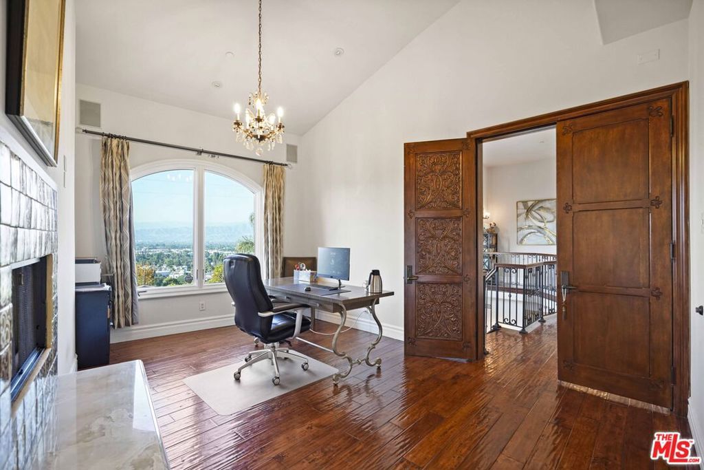Image 32 of property listing at 10940 Terryview Drive, Studio City, CA 91604