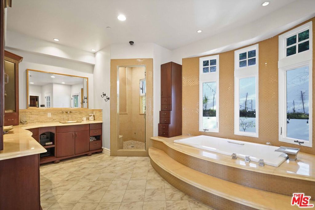 Image 33 of property listing at 10940 Terryview Drive, Studio City, CA 91604