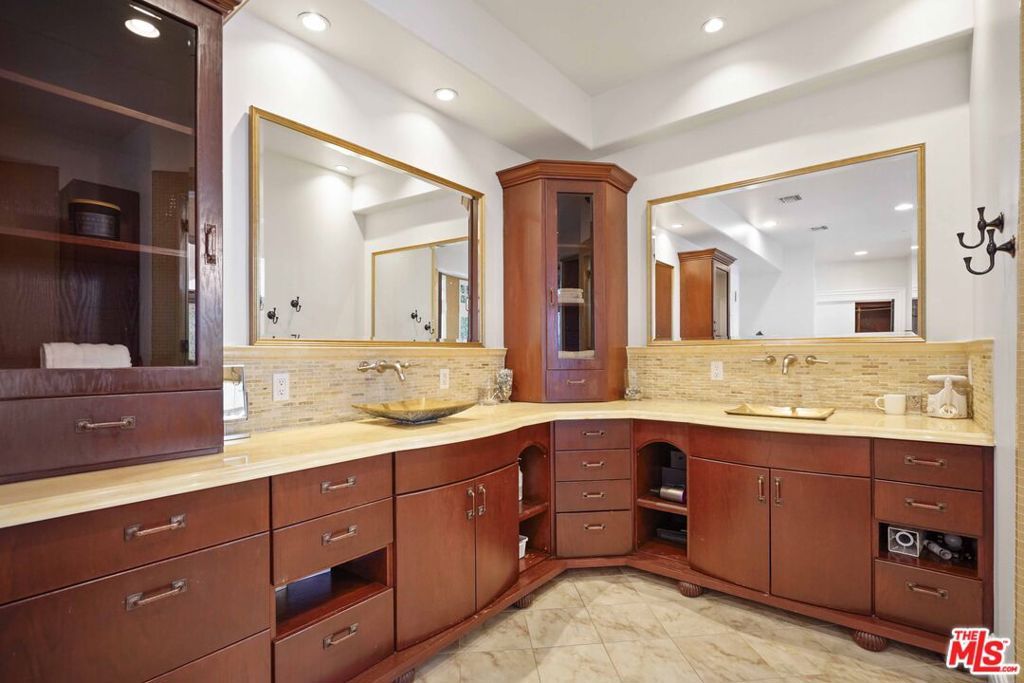 Image 34 of property listing at 10940 Terryview Drive, Studio City, CA 91604