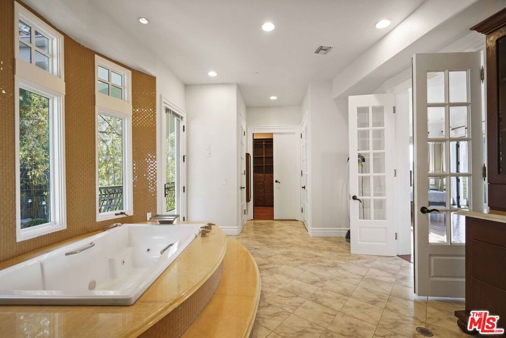Image 35 of property listing at 10940 Terryview Drive, Studio City, CA 91604