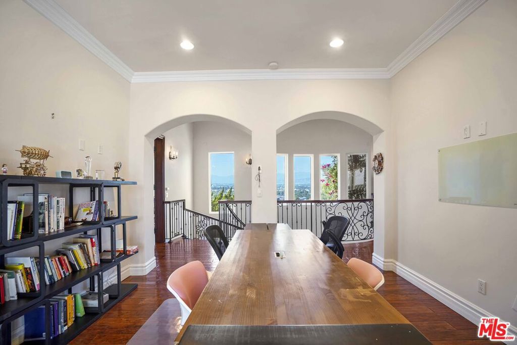 Image 36 of property listing at 10940 Terryview Drive, Studio City, CA 91604