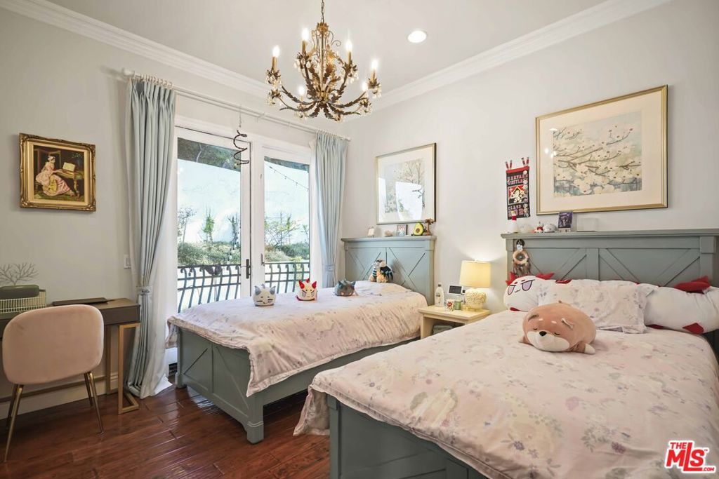 Image 38 of property listing at 10940 Terryview Drive, Studio City, CA 91604