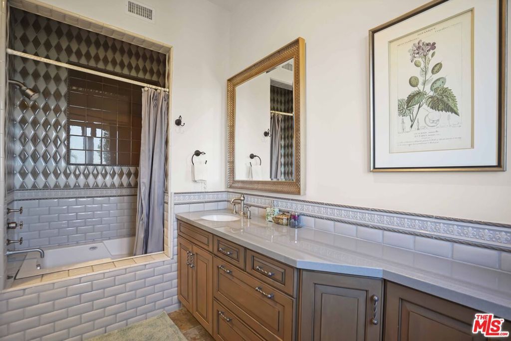 Image 39 of property listing at 10940 Terryview Drive, Studio City, CA 91604