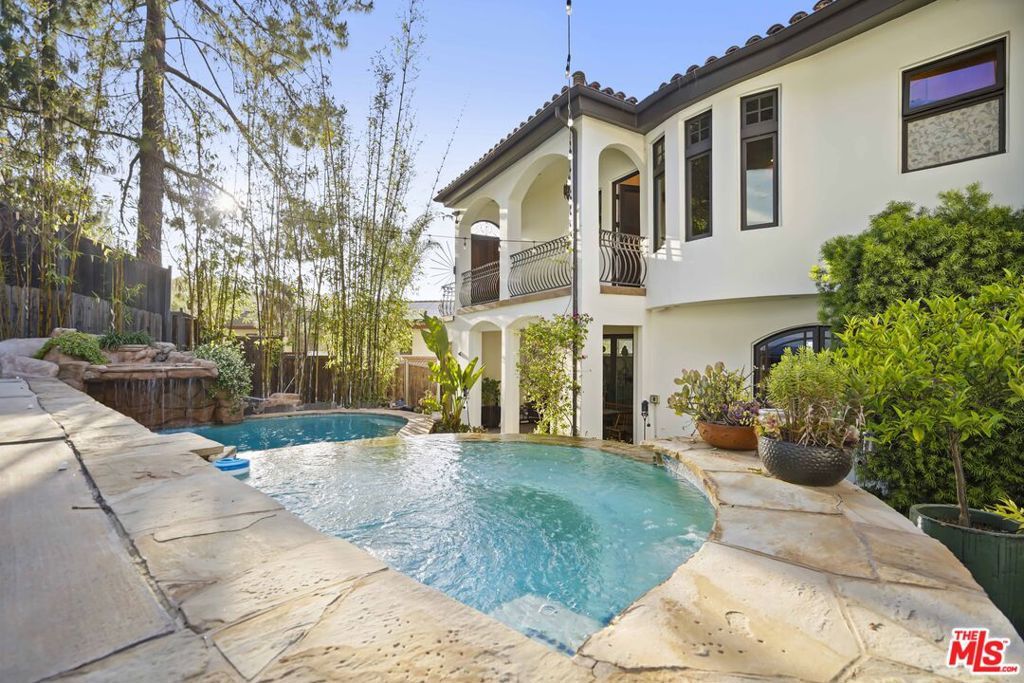 Image 4 of property listing at 10940 Terryview Drive, Studio City, CA 91604