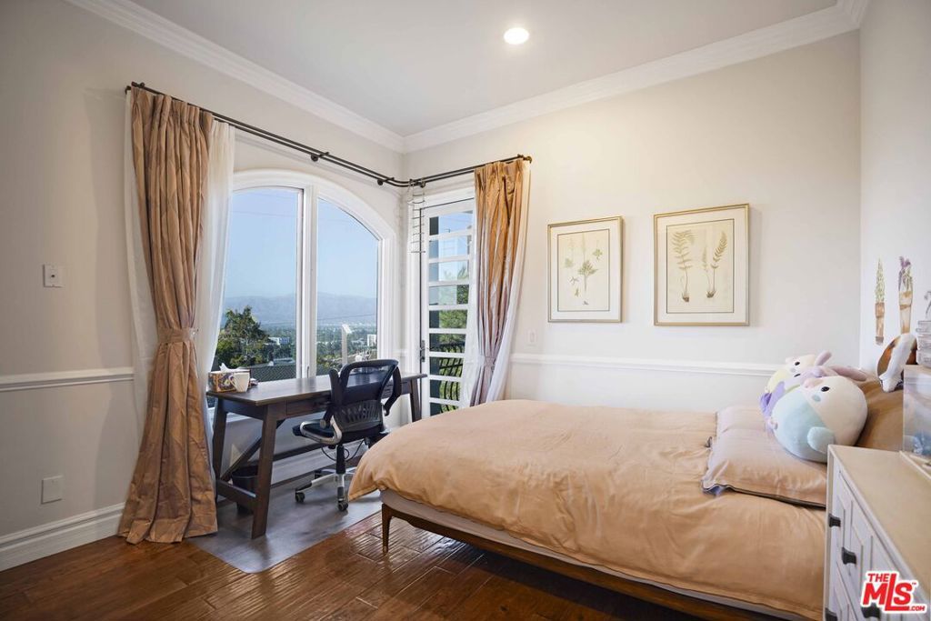 Image 40 of property listing at 10940 Terryview Drive, Studio City, CA 91604
