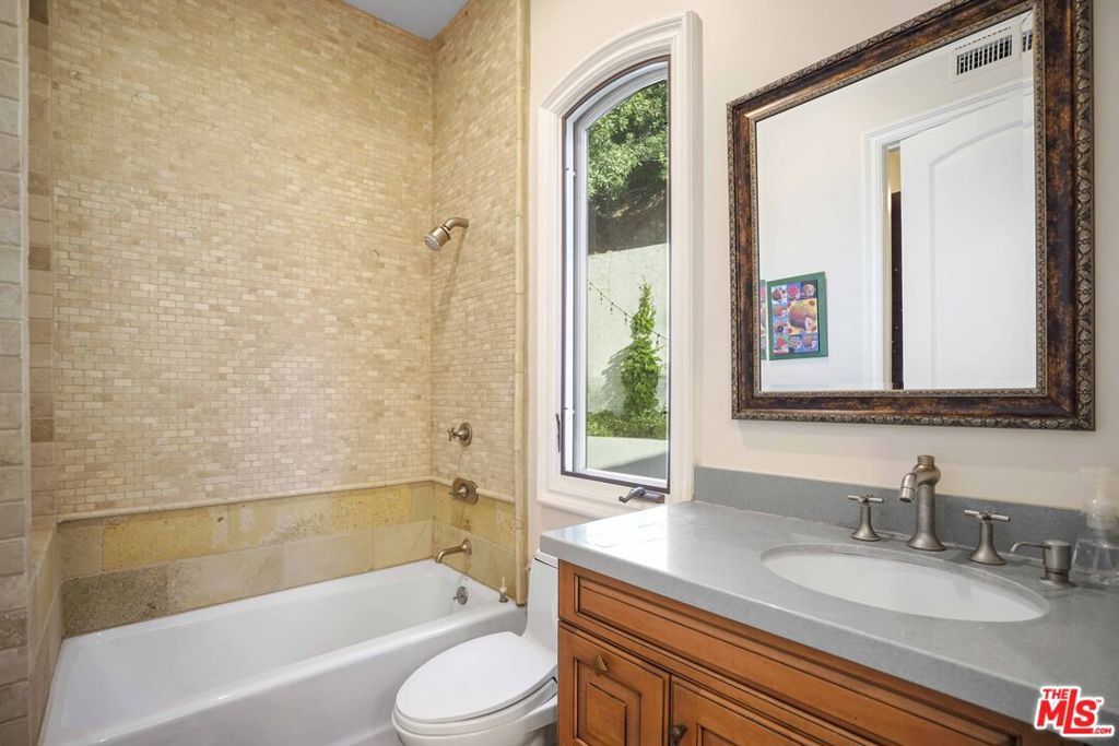 Image 41 of property listing at 10940 Terryview Drive, Studio City, CA 91604