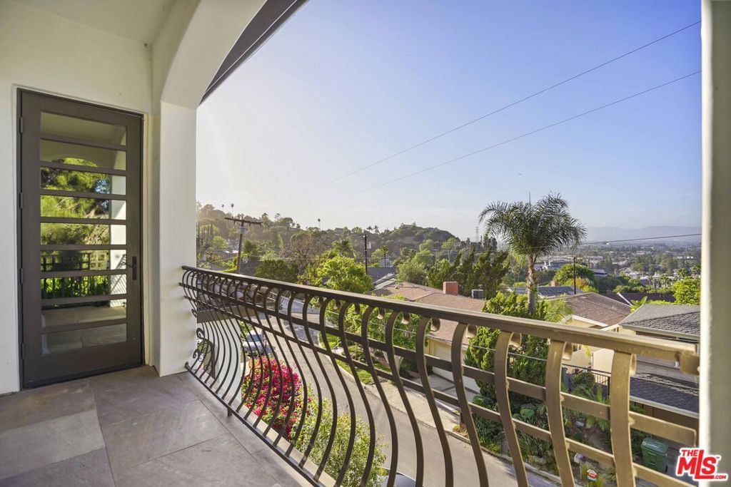 Image 43 of property listing at 10940 Terryview Drive, Studio City, CA 91604