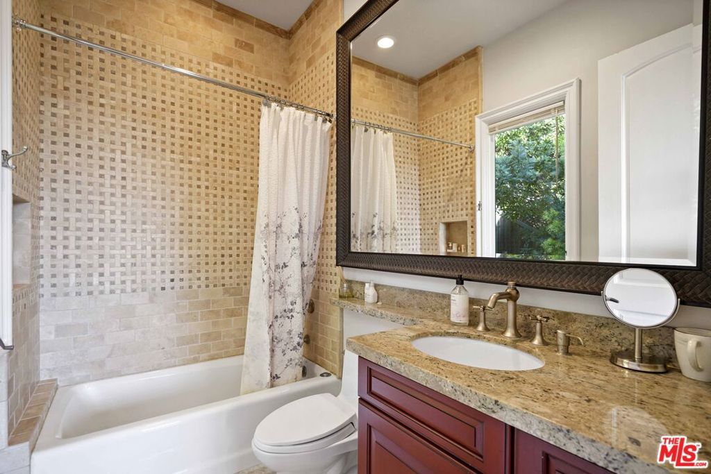Image 44 of property listing at 10940 Terryview Drive, Studio City, CA 91604