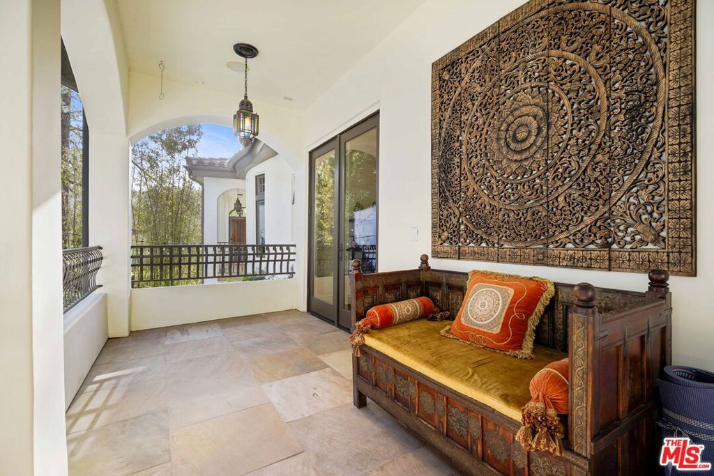 Image 45 of property listing at 10940 Terryview Drive, Studio City, CA 91604