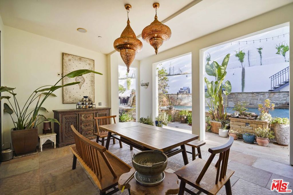 Image 46 of property listing at 10940 Terryview Drive, Studio City, CA 91604