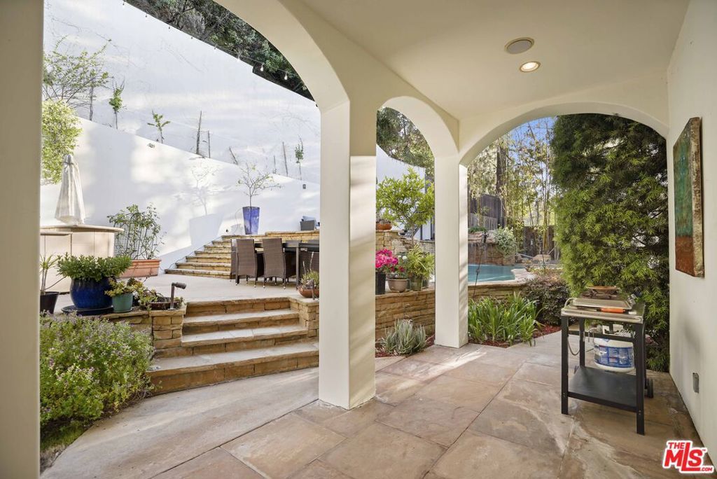 Image 48 of property listing at 10940 Terryview Drive, Studio City, CA 91604