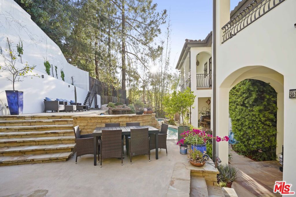 Image 49 of property listing at 10940 Terryview Drive, Studio City, CA 91604