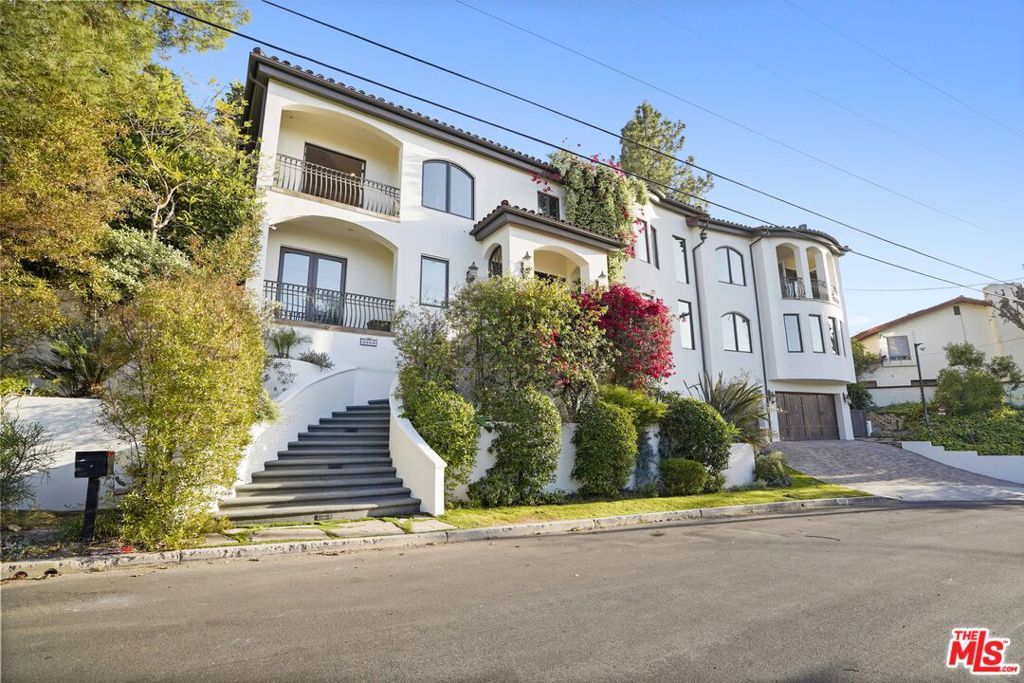 Image 5 of property listing at 10940 Terryview Drive, Studio City, CA 91604