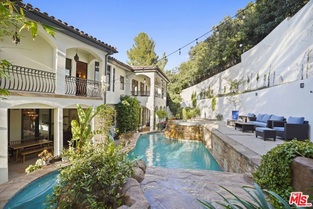 Image 53 of property listing at 10940 Terryview Drive, Studio City, CA 91604