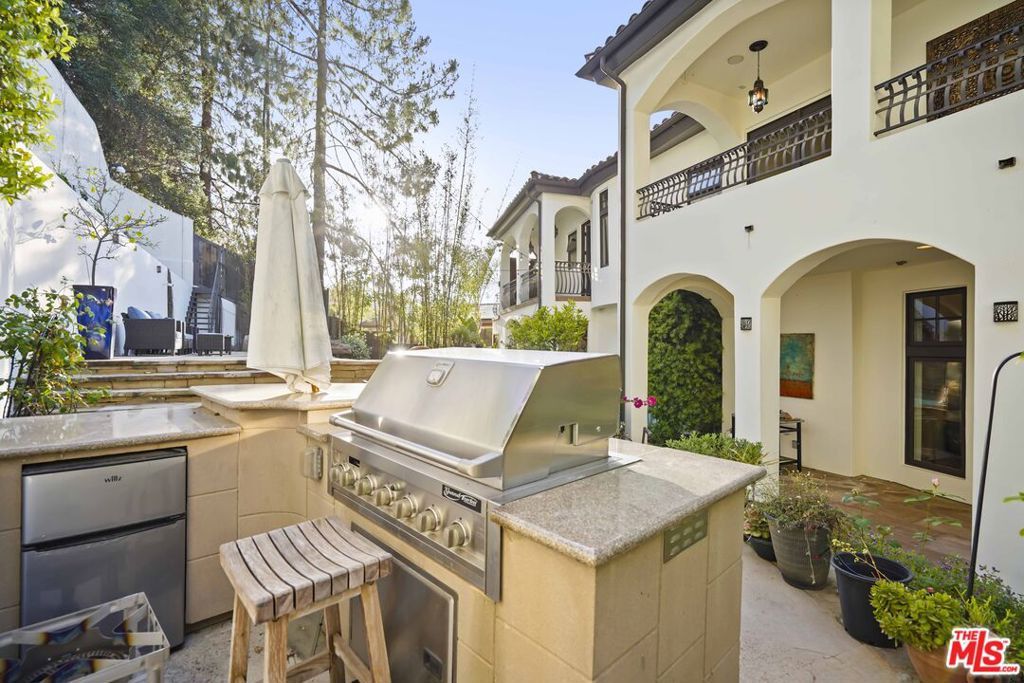 Image 56 of property listing at 10940 Terryview Drive, Studio City, CA 91604
