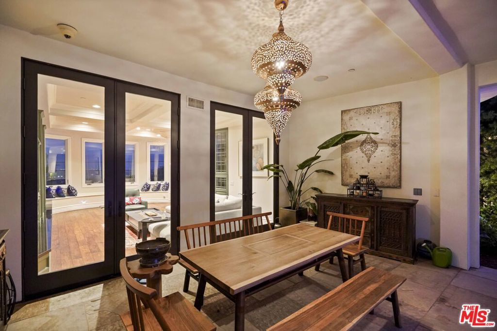 Image 59 of property listing at 10940 Terryview Drive, Studio City, CA 91604