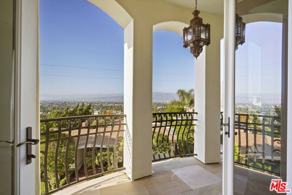 Image 6 of property listing at 10940 Terryview Drive, Studio City, CA 91604