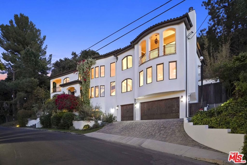 Image 63 of property listing at 10940 Terryview Drive, Studio City, CA 91604