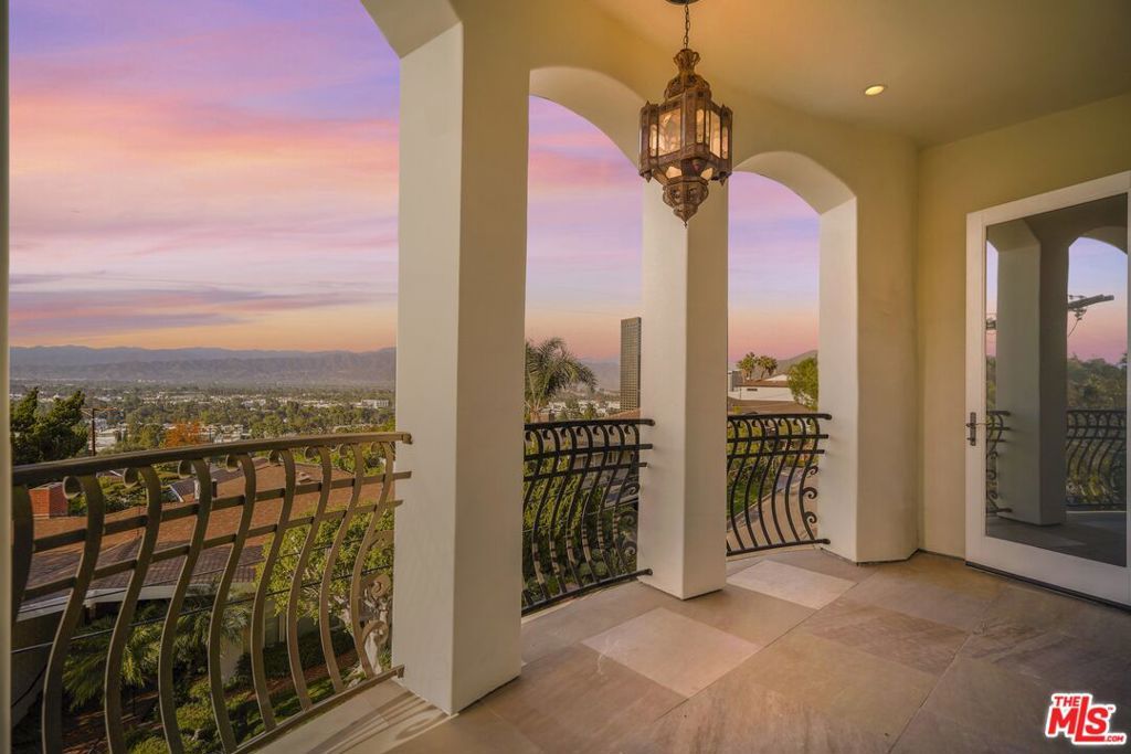 Image 7 of property listing at 10940 Terryview Drive, Studio City, CA 91604