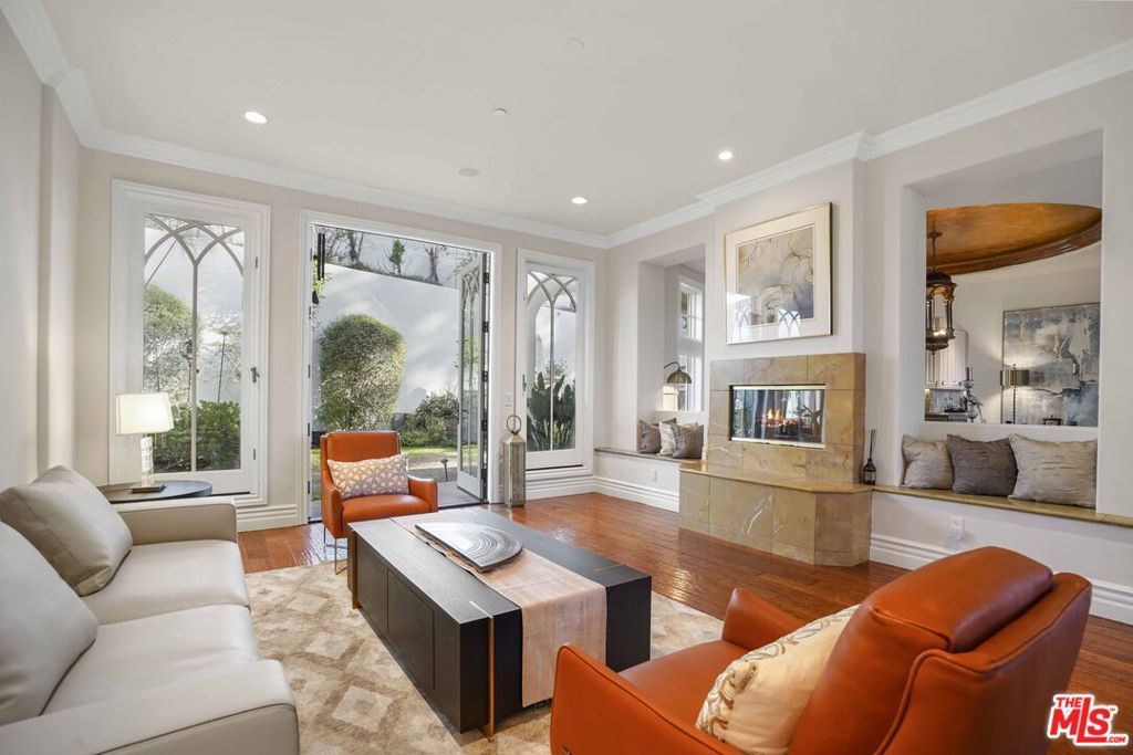 Image 9 of property listing at 10940 Terryview Drive, Studio City, CA 91604