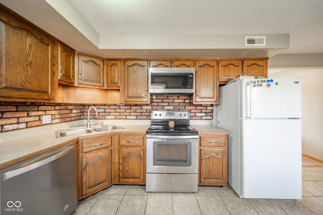 228 E 600 N, Alexandria, IN 46001