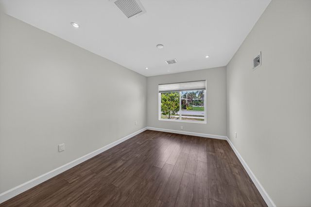 410 NE 34TH Street, Oakland Park, FL 33334