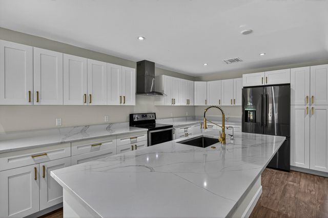 410 NE 34TH Street, Oakland Park, FL 33334