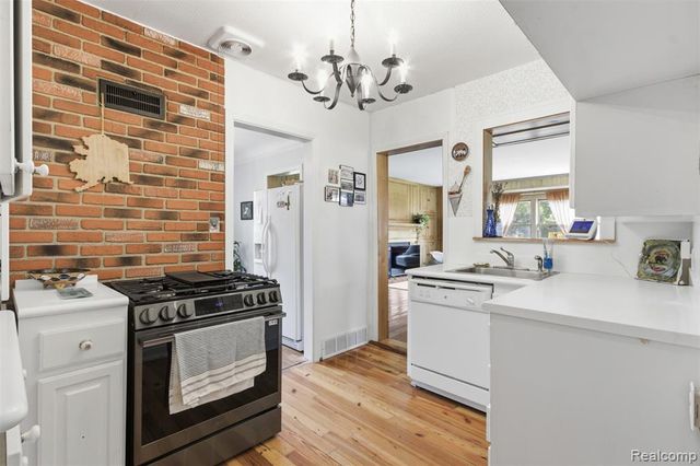 85 Hill Circle Drive, Waterford, MI 48328