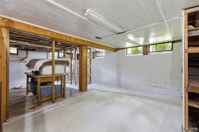 85 Hill Circle Drive, Waterford, MI 48328