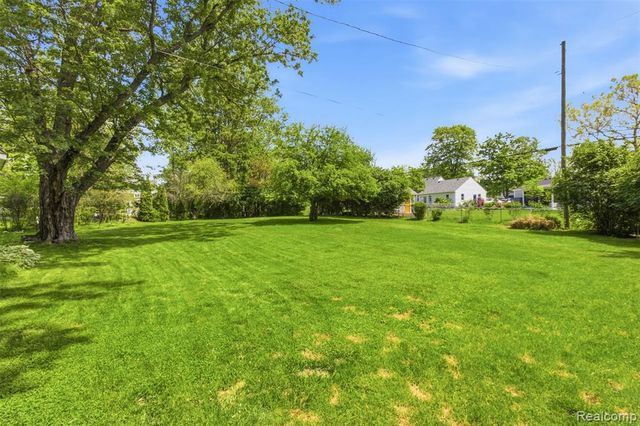85 Hill Circle Drive, Waterford, MI 48328