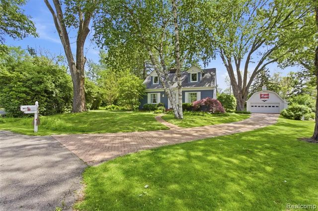 85 Hill Circle Drive, Waterford, MI 48328