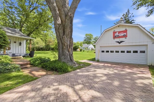 85 Hill Circle Drive, Waterford, MI 48328