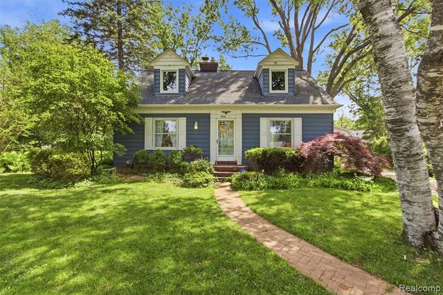 85 Hill Circle Drive, Waterford, MI 48328