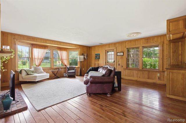 85 Hill Circle Drive, Waterford, MI 48328