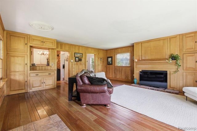 85 Hill Circle Drive, Waterford, MI 48328