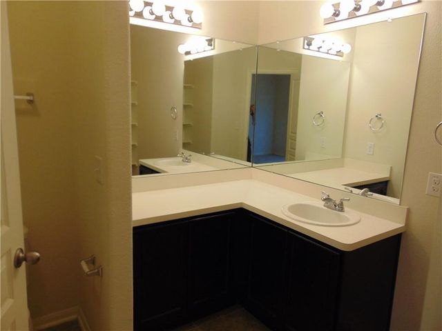 124 Hollis LN, Kyle, TX 78640