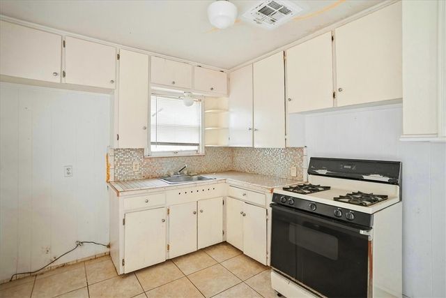 3633 Chestnut St, Corpus Christi, TX 78411