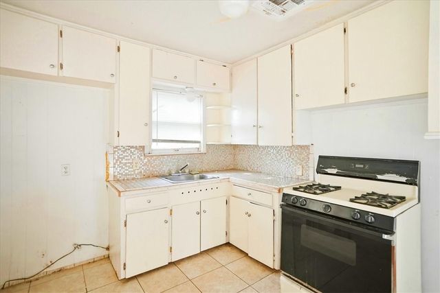 3633 Chestnut St, Corpus Christi, TX 78411