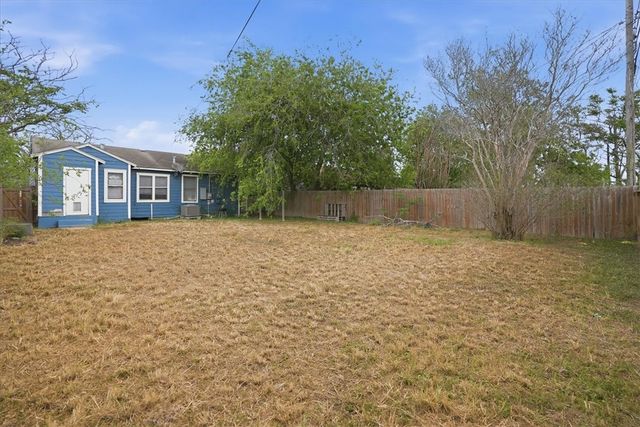 3633 Chestnut St, Corpus Christi, TX 78411