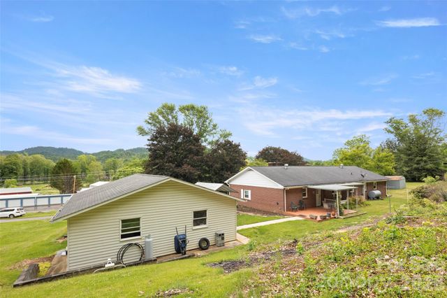 83 Honeysuckle Lane, Burnsville, NC 28714