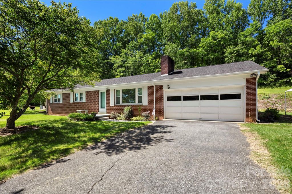 83 Honeysuckle Lane, Burnsville, NC 28714
