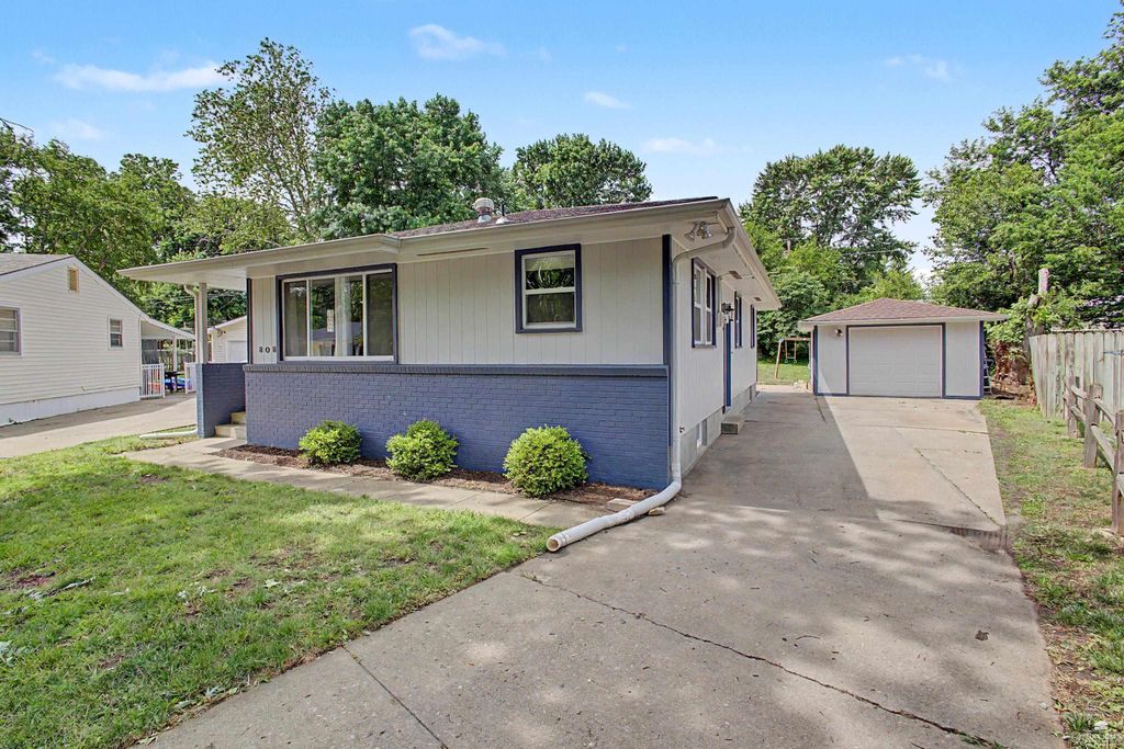 808 Brockman Circle, Manhattan, KS 66502