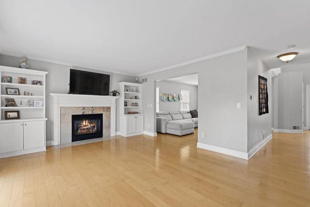 1833 La Belle Springs LANE, Oconomowoc, WI 53066