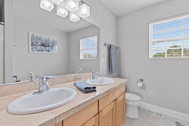 1833 La Belle Springs LANE, Oconomowoc, WI 53066