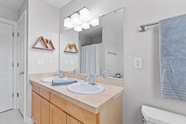 1833 La Belle Springs LANE, Oconomowoc, WI 53066